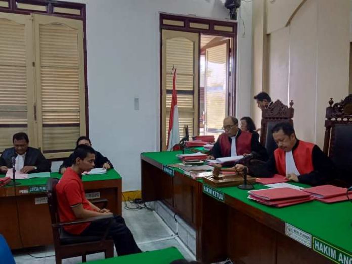 Terdakwa Gilang Prasetya alias Ucok saat menjalani sidang pembacaan dakwaan di PN Medan.