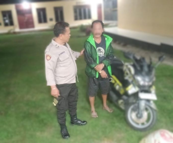 Pelaku saat diamankan oleh polsek Tanah Jawa.