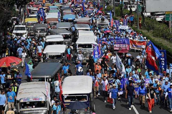 Pengemudi jeepney di Filipina menolak program modernisasi yang diinisiasi oleh pemerintah.