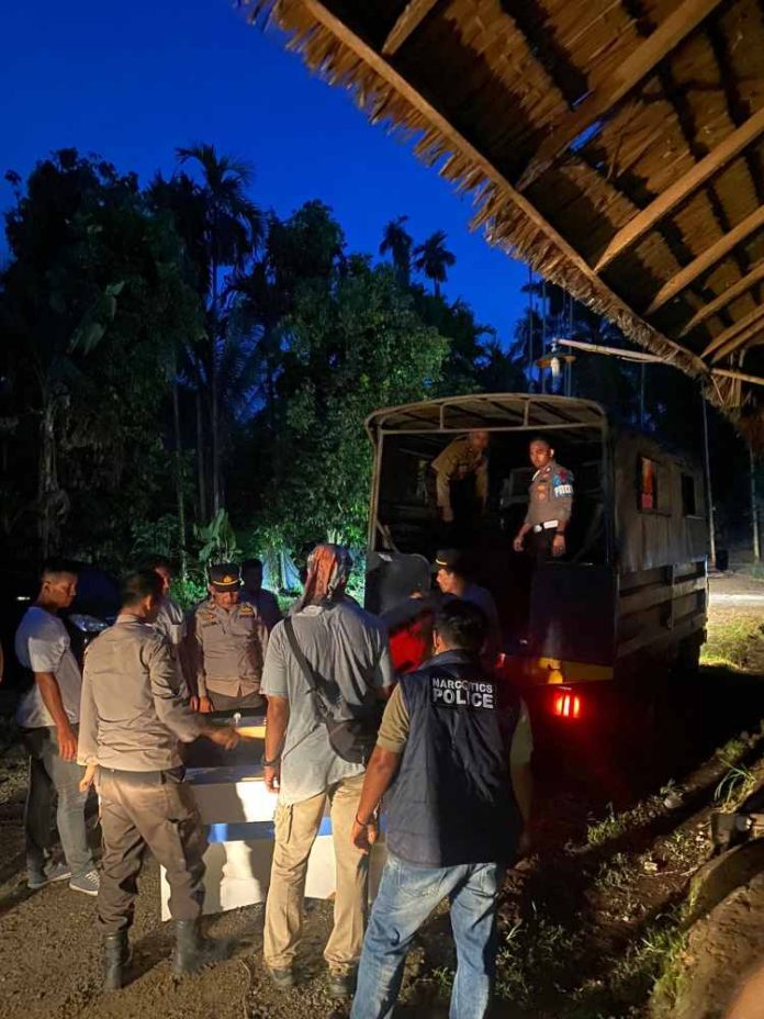 Personel gabungan angkut sejumlah meja judi di lokasi penggerebekan.