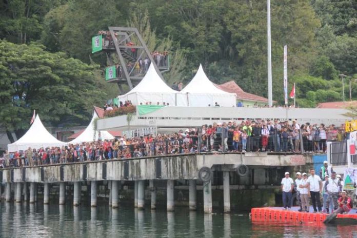 Ribuan masyarakat menyaksikan perlombaan Renang Perairan Terbuka PON XXI Aceh-Sumut dari Ruang Terbuka Publik (RTP) Parapat, Simalungun.