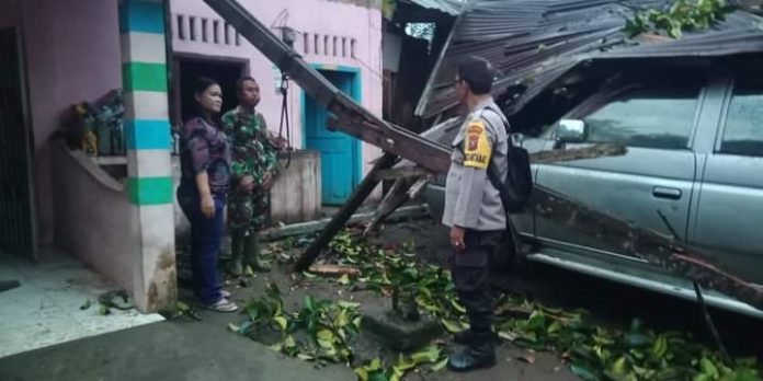 Personel polsek tanah jawa saat melakukan evakuasi.