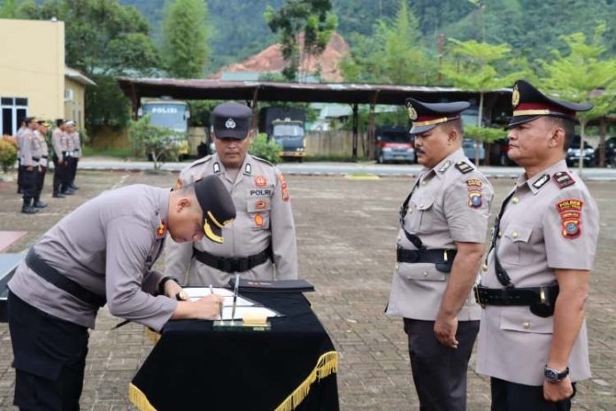 Ket. Foto : Kapolres Tapteng AKBP Basa Emden Banjarnahor saat memimpin Sertijab tiga Kapolsek dijajaran Polres Tapteng.