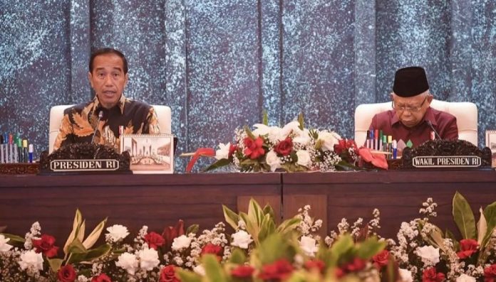 Presiden Joko Widodo (kiri) didampingi Wakil Presiden Ma'ruf Amin (kanan) memimpin sidang kabinet paripurna terakhir di Istana Garuda, Ibu Kota Nusantara (IKN), Penajam Paser Utara, Kalimantan Timur, Jumat. (13/9/24).