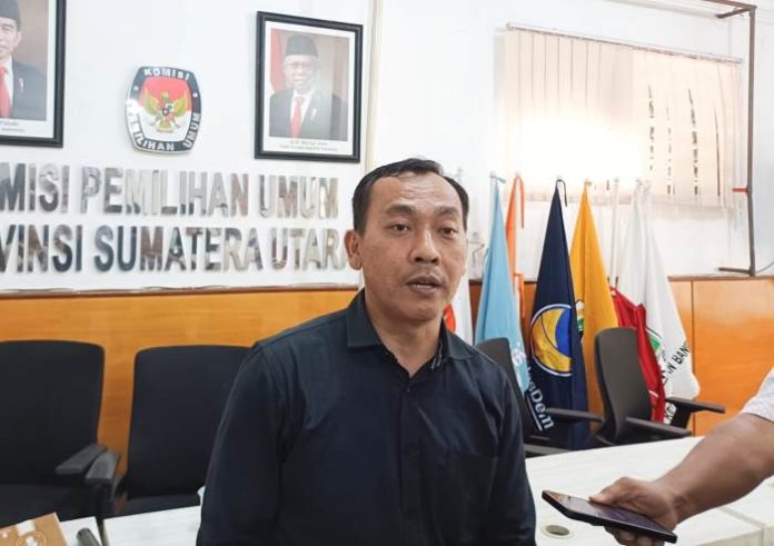 Komisioner KPU Sumut Raja Ahab Damanik saat konferensi pers.