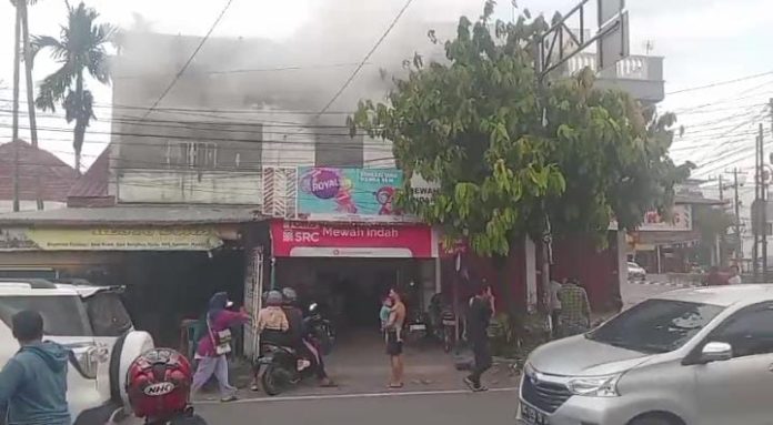 Rumah makan Restu Bundo yang terbakar.