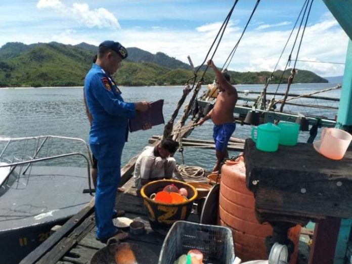 Satpol Airud Polresta Sibolga saat melakukan tatap muka dengan nelayan seraya mengingatkan agar mengutamakan keselamatan saat berlayar.