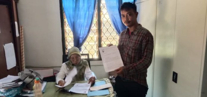 Agusman Silaban SH saat menyampaikan surat somasi ke Kantor Pangulu Nagori Karang Sari, pada Rabu (11/9/24).