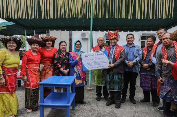 Wali Kota Susanti serahkan bantuan pada GBKP Runggun Pematangsiantar.