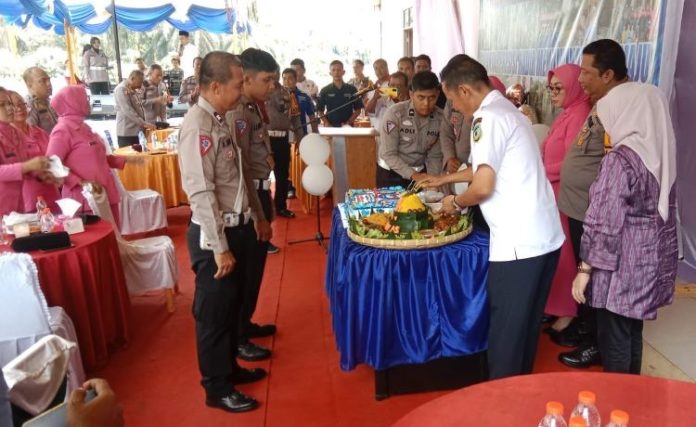 Polres Padang Lawas (Palas) menggelar syukuran potong tumpeng dalam rangka memperingati hari jadi Lalu Lintas Bhayangkara Ke-69, di halaman Kantor Satlantas, Sabtu(28/9/24) pagi.