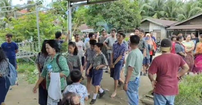 Teman-teman korban dan guru SMP Negeri 1 STM Hilir mendatangi rumah duka. Namun pihak keluarga menolak kehadiran guru honor yang menghukum korban squad jump 100 kali.