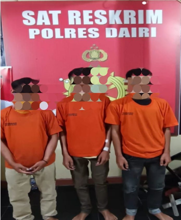 Tiga tersangka DS (20), BM (18), RA (17) ditahan di Polres Dairi.