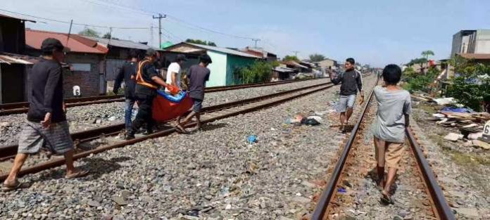 Jenazah Dodo saat dievakuasi warga dan petugas.