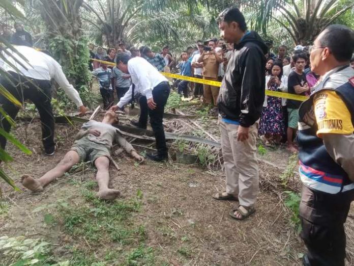 Polisi saat melakukan olah TKP dan mengevakuasi korban.(f:ist/mistar)