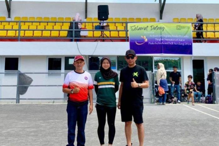 Tiara Hayyu Salsabila (tengah), mengikuti PON XXI Aceh-Sumut 2024 Cabor Sepatu Roda.