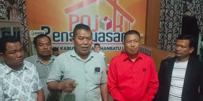 Bakal calon bupati Labura Ahmad Rizal didampingi Ketua DPC PDI Perjuangan Sunaryo dan penasehat hukumnya memberi keterangan kepada wartawan usai mengajukan permohonan ke Bawaslu setempat, Rabu (25/9/24) malam.