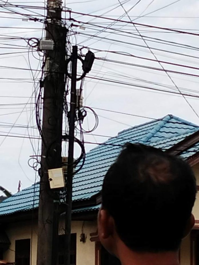 Salah seorang warga melihat trafo PLN yang meledak di Jalan P.Sidempuan Simpang Jalan Jetro Hutagalung Kelurahan Sarudik, Kecamatan Sarudik, Tapteng Rabu (25/9/24) pagi.