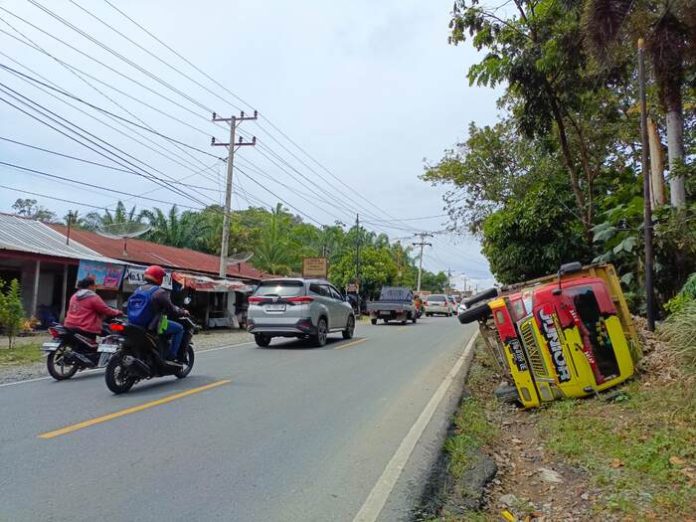 Truk colt diesel terbalik di Jalan Parapat, karena beram terlalu dalam (f:roland/mistar)