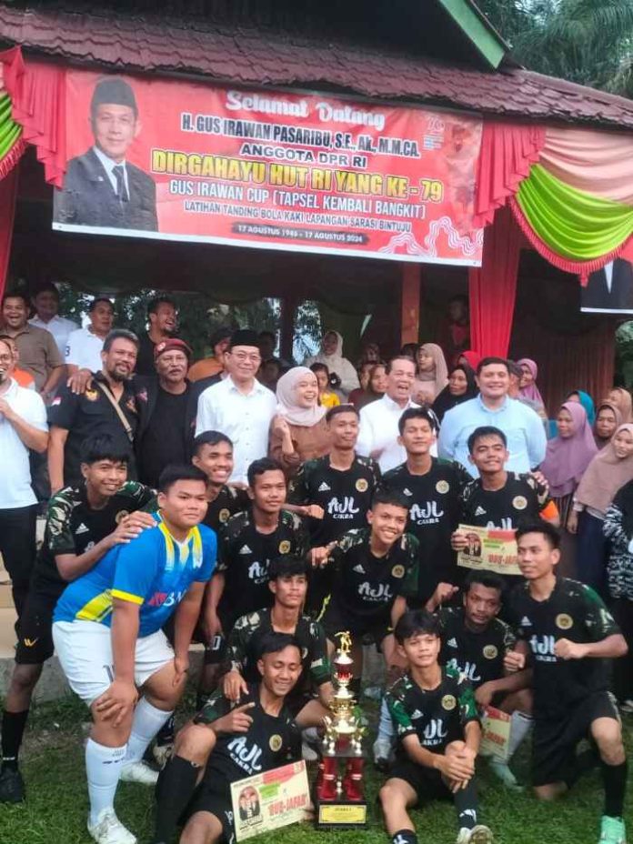 Dogo-dogo FC yang meraih juara pada Turnamen Sepakbola Gus Irawan Cup di Lapangan Sarasi-2 Bintuju.