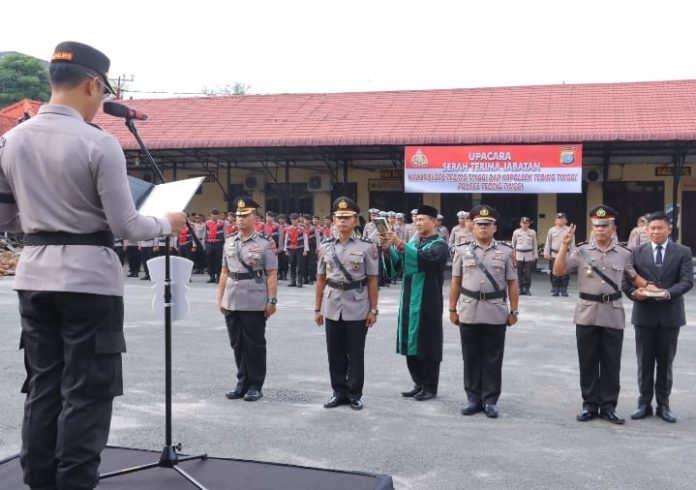 Kapolres Tebing Tinggi AKBP Andreas Tampubolon saat membacakan pengambilan sumpah.