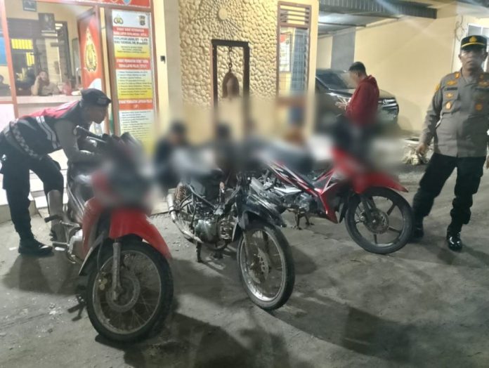 4 pelajar beserta sepeda motor terlibat balap liar saat diamankan polisi