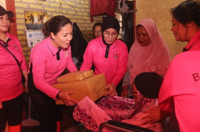 Ketua PD Bhayangkari Sumatera Utara (Sumut), Mona Whisnu Hermawan bersama rombongan saat menyerahkan bantuan pada korban banjir.