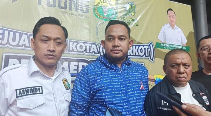 Anggota DPRD Provinsi Sumut, Fajri Akbar (tengah)