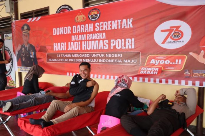 Anggota Polres Pematangsiantar mendonorkan darahnya