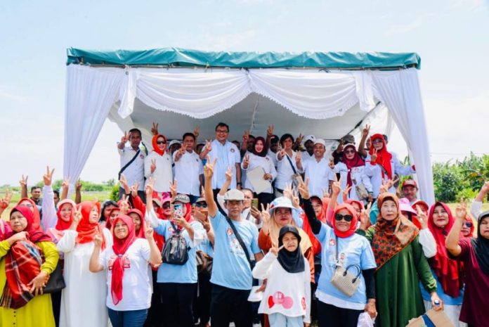 Asri Ludin Tambunan foto bersama disela Deklasasi Sedulur Jokowi