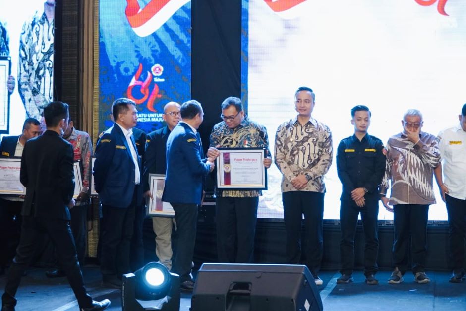 Asri Ludin Tambunan menerima penghargaan Satyalancana Aditya Karya Mahatva Yodhadari dari Pengurus PNKT