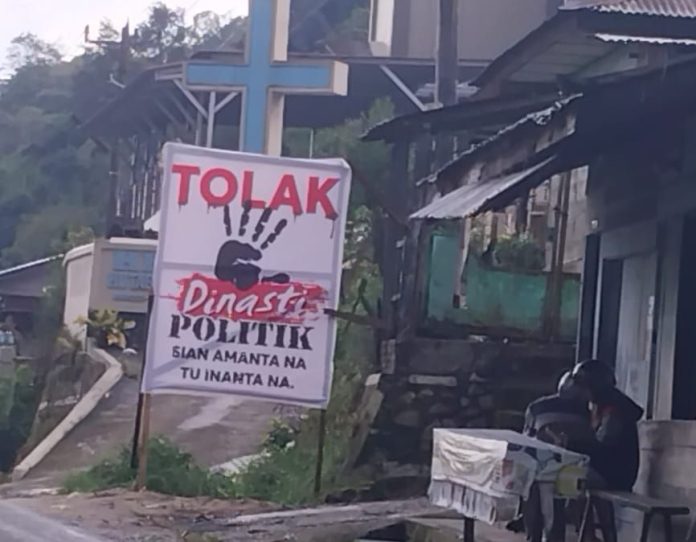 Baliho yang diklaim melanggar aturan kampanye di Taput