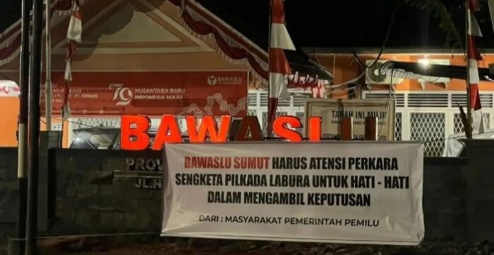 Spanduk yang berisikan pesan aspirasi kepada Bawaslu Sumut (f:ist/mistar)