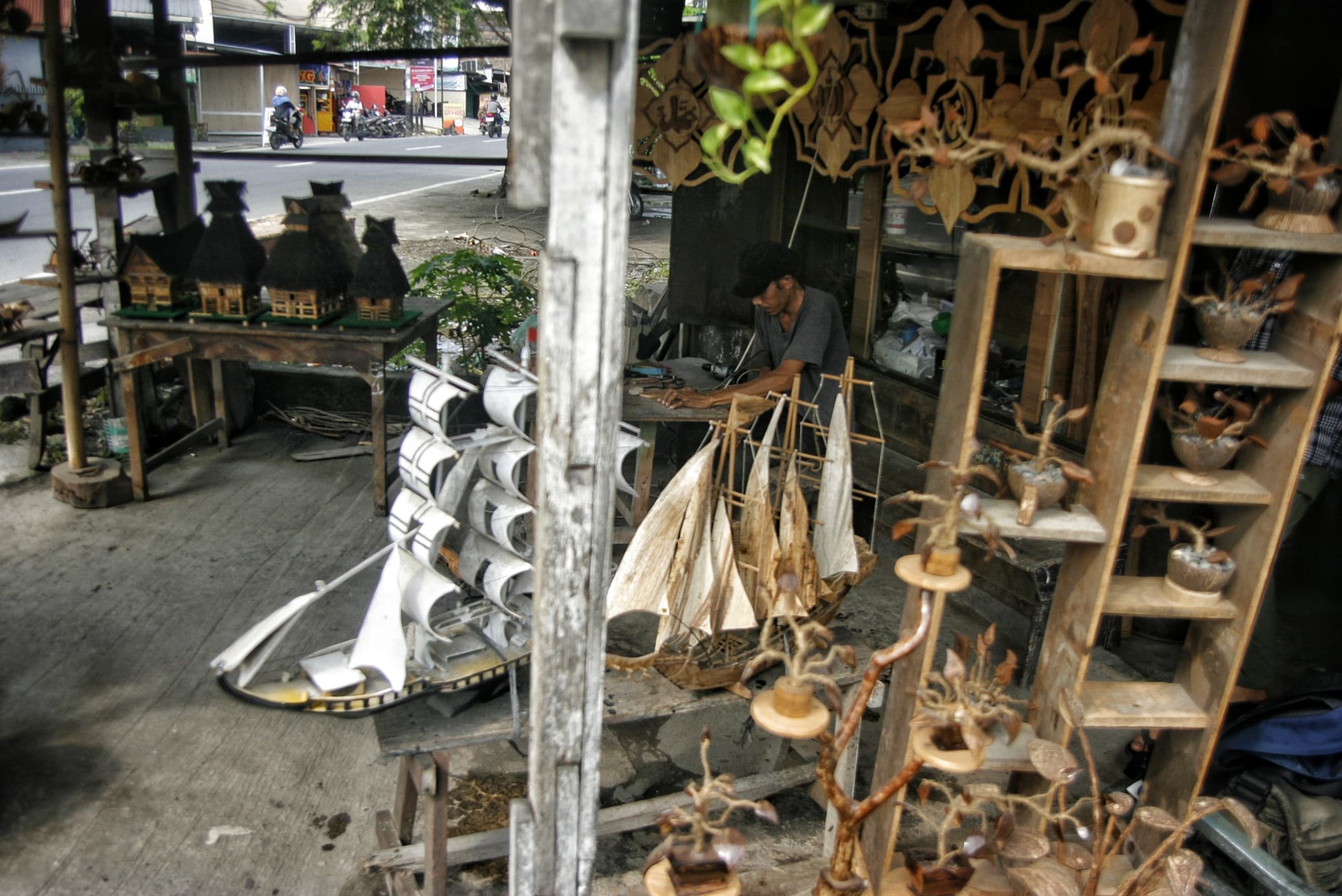 Beberapa hasil kerajinan tangan dari bahan bekas di Roma Art Galery Jalan Panglima Denai, Medan