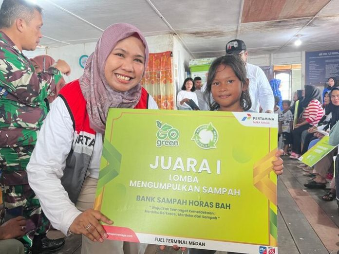 Senior Spv CSR & SMEPP Region Sumbagut, Agustina Mandayati dalam kegiatan program penyaluran CSR di Belawan (f:ist/mistar)