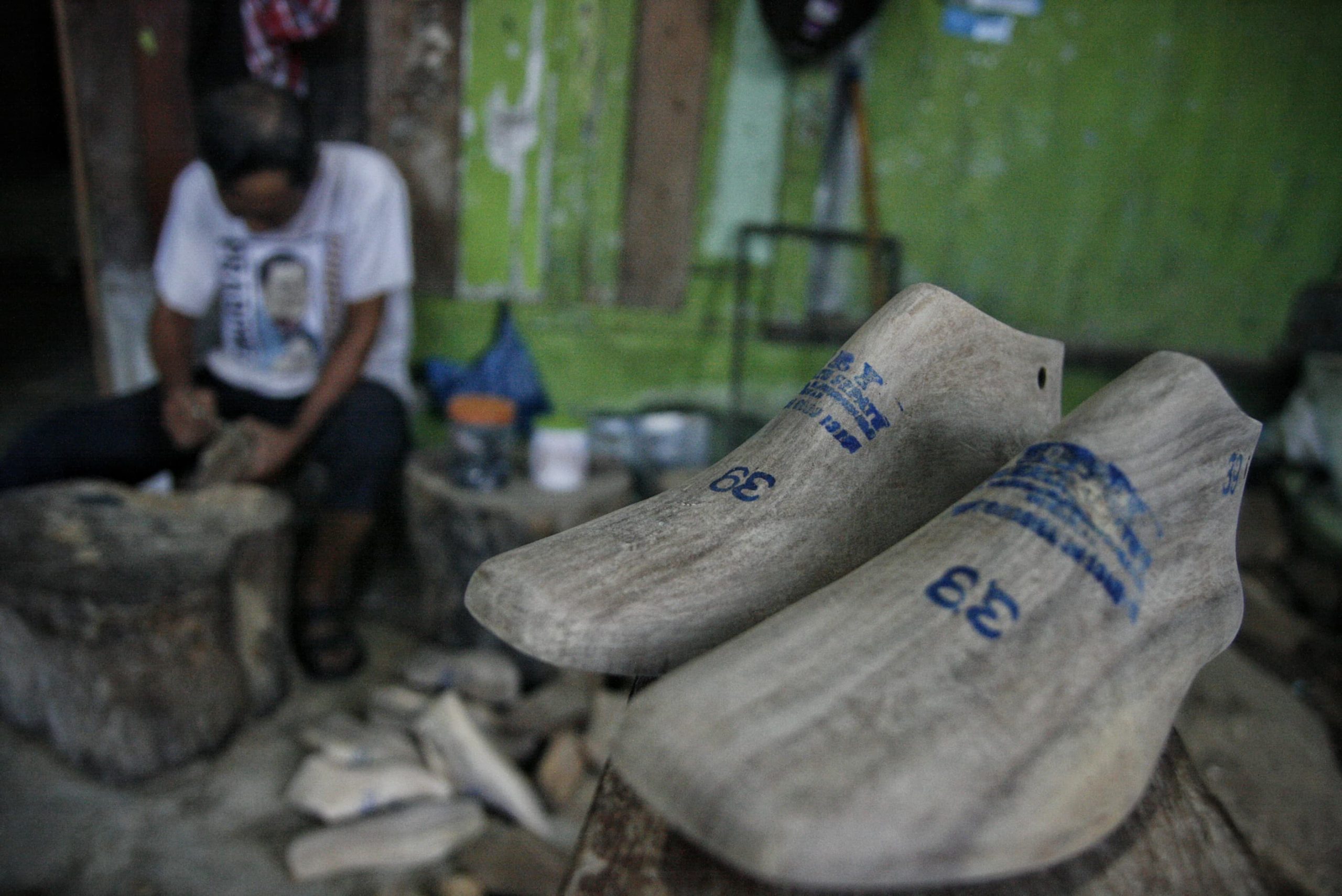 Cetakan sepatu berbahan kayu produksi perajin di Medan Denai, Medan, Sumatera Utara