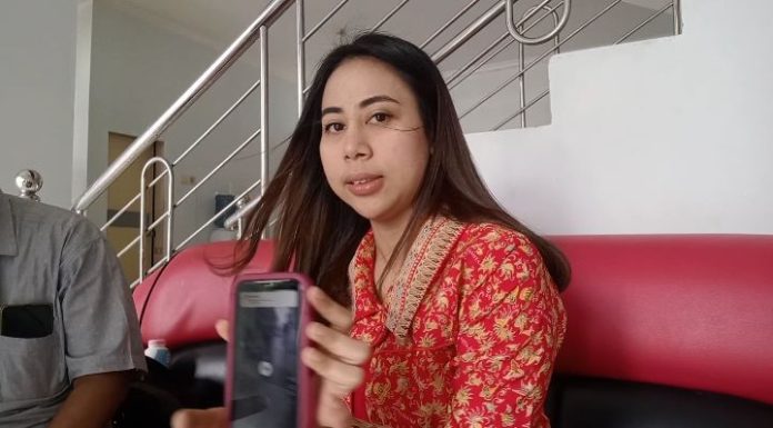 Cici Anastasya saat memberikan keterangan kepada mistar