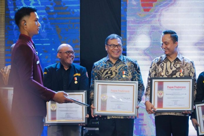 Dokter Aci menerima penghargaan Satyalancana Aditya Karya Mahatva Yodhadari