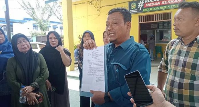 Fadillah saat memberikan keterangan di depan kantor camat Medan Timur