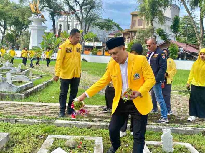 Ketua DPD Partai Golkar Deli Serdang H Hamdani Syahputra tabur bunga di makam pahlawan Lubuk Pakam.(f:sembiring/mistar)