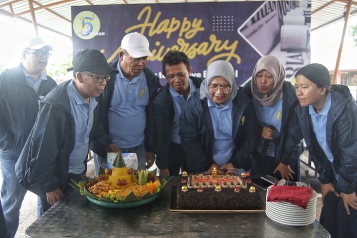 Dewan Pimpinan Redaksi meniup lilin HUT ke-5 Harian Mistar (f:adil/mistar)