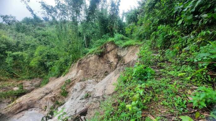 Irigasi rusak akibat longsor di Nagori Sigobar.(f:indra/mistar)