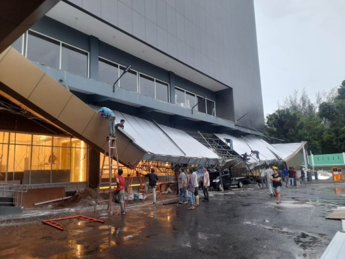 Kanopi gedung Suzuya Merdeka Mall ambruk