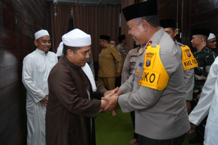 Kapolda Sumut saat bertemu dengan Tuan Guru Besilam di Besilam, Kabupaten Langkat