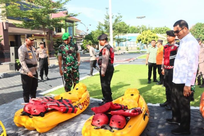 Kapolres Batu Bara AKBP Taufiq Hidayat Thayeb didampingi Pj Bupati Batu Bara Heri Wahyudi Marpaung, melakukan pengecekan peralatan penanganan bencana