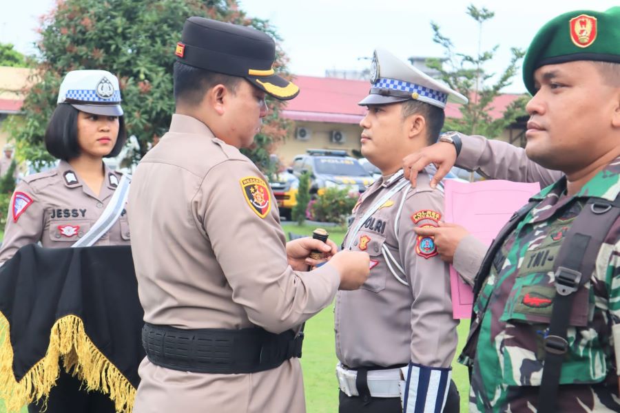 Kapolres Batu Bara AKBP Taufiq Hidayat Thayeb mengenakan pita operasi pertanda dimulainya Ops Zebra Toba 2024