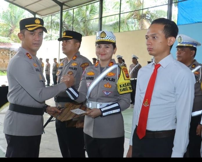 Kapolres Tebing Tinggi AKBP Andreas Luhut Jaya Tampubolon saat menyerahkan penghargaan kepada Kasat Lantas Polres Tebing Tinggi AKP Agnis Juwita