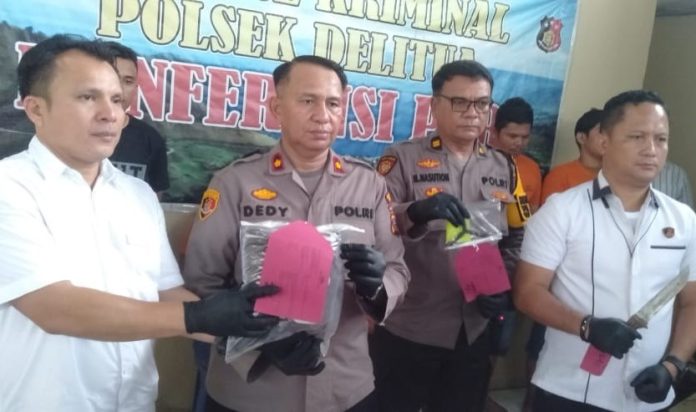 Kapolsek Deli Tua Kompol Dedy Dharma saat menunjukan barang bukti curanmor