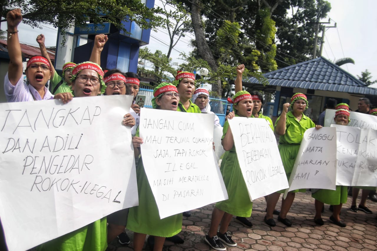 Karyawan wanita yang merupakan pekerja di PT STTC melakukan unjuk rasa di depan halaman Kantor Pengawasan dan Pelayanan Bea Cukai (KPPBC) Pematangsiantar