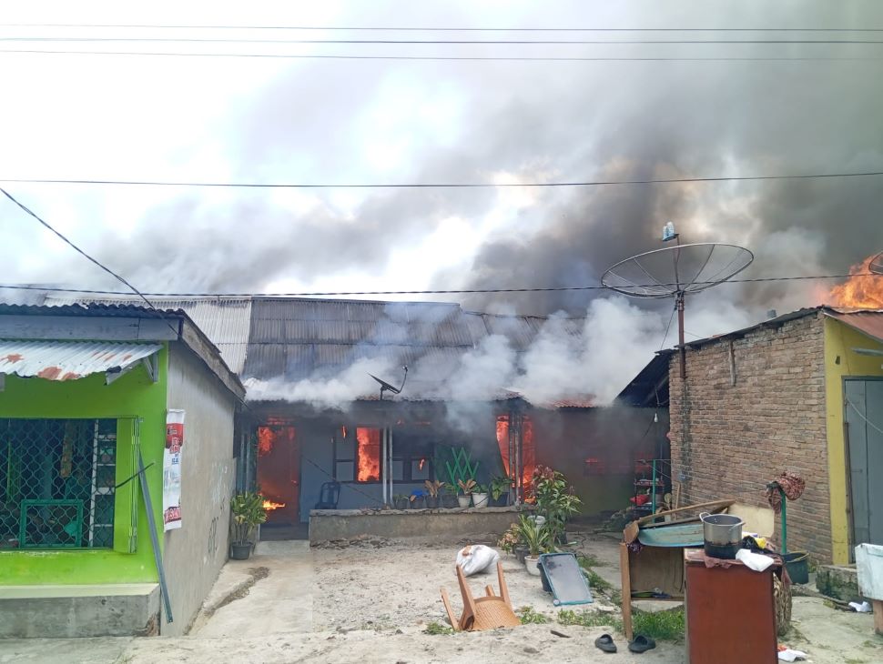 Kebakaran melanda sejumlah rumah di Jalan Sejahtera Siantar