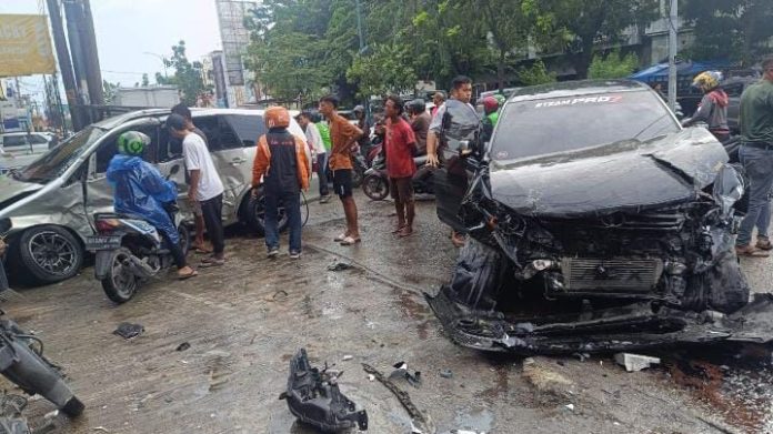 Kecelakaan mobil Inova di Jalan Krakatau